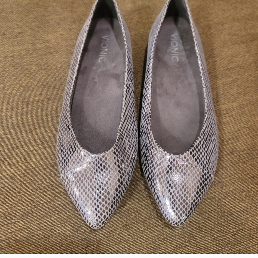 Vionic Caballo Gunmetal Pointed Toe Flats size 8.5